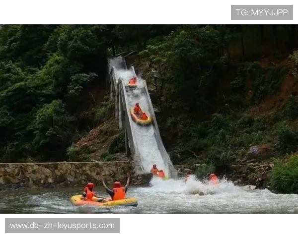 “缆绳滑水：东桃花岛赛场极速漂流挑战”